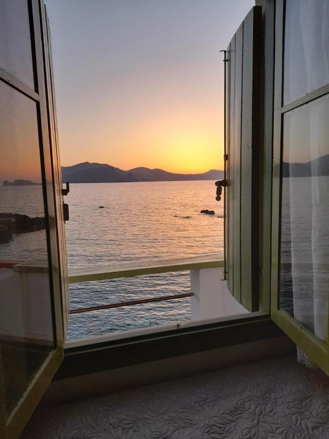 Milos By The Sea - Eco House Plaka  Luaran gambar